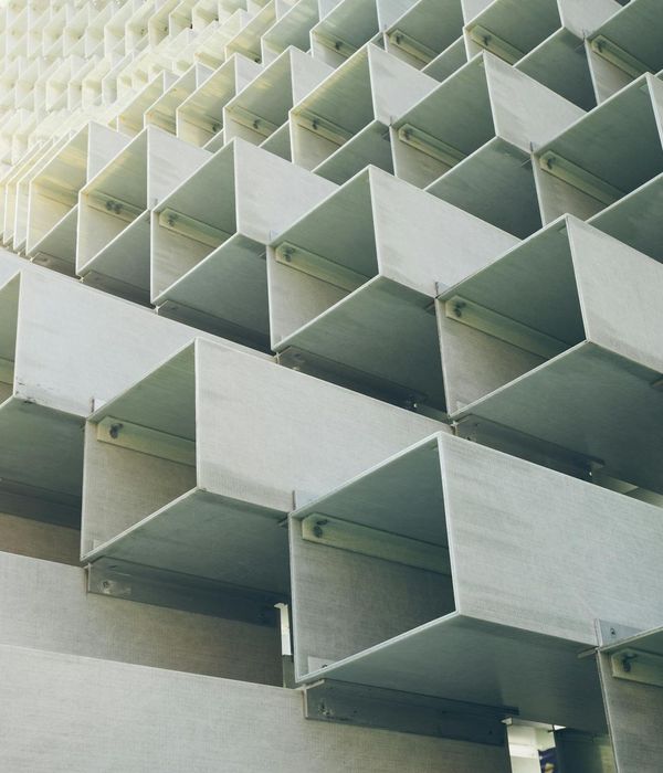 Abstract visualization of core stability and male energy balance